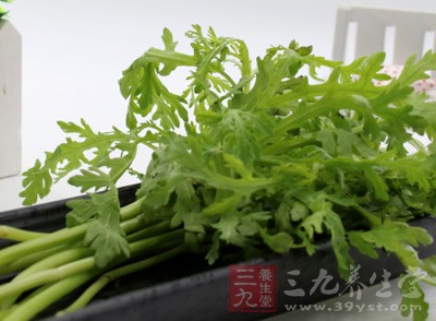 天然野菜一把，黃金泡菜適量，玉米起司醬些許，皮蛋半顆，梅醋適量