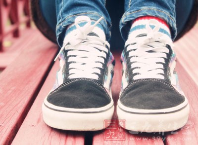 還有一些患者表現(xiàn)為時而左腳發(fā)麻，時而右腳發(fā)麻