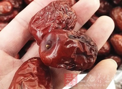 紅棗60克，芹菜200克洗凈加水煮開